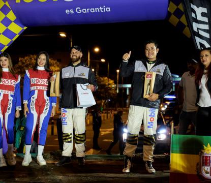 Martín Navas y Luis Mena, equipo oficial de Mobil™, celebran su victoria en la categoría RC2E de la Vuelta al Ecuador.