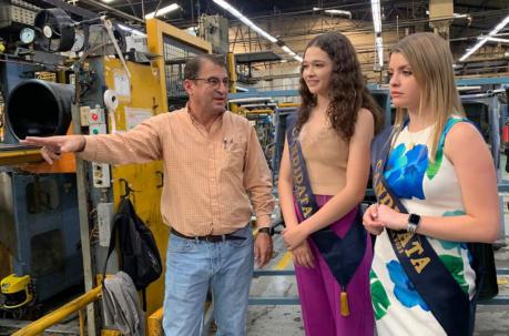 Uno de los ejecutivos de Continental Tire Andina da indicaciones del funcionamiento de la planta a las candidatas a reina de Cuenca. Foto: Cortesía