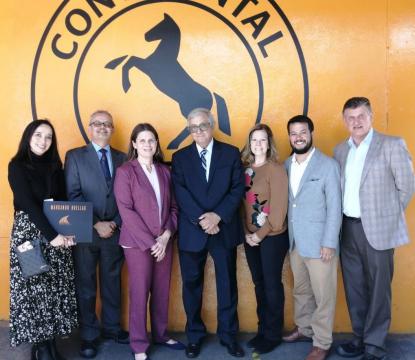 La delegada de la embajada de Estados Unidos en Ecuador, Genevive Masura, visitó la planta de neumáticos más moderna de la región. Foto: Continental Tire Andina.