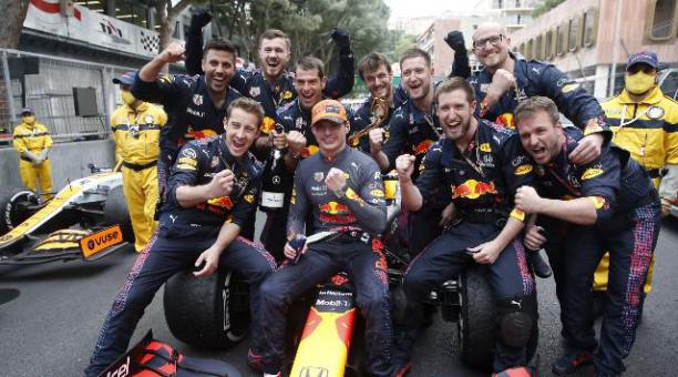 Max Verstappen celebra con el personal de Red Bull su triunfo en Mónaco. Foto: EFE