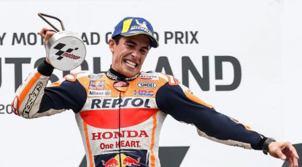 El español Marc Marquez, de Repsol Honda, celebra su victoria en el Gran Premio de Alemania de MotoGP. Foto: EFE