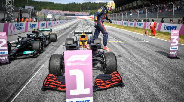 Max Verstappen (Red Bull), baja de su monoplaza. Foto: EFE