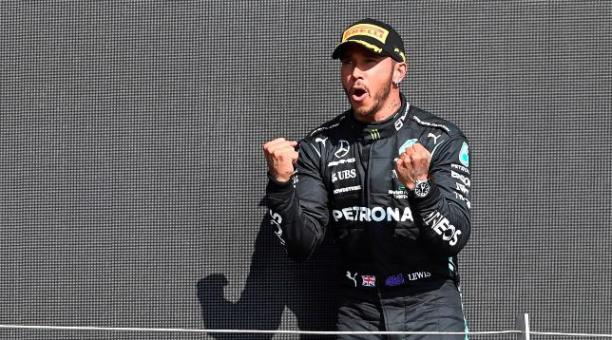 Lewis Hamilton festeja su triunfo en el circuito de Silverstone. Foto: EFE