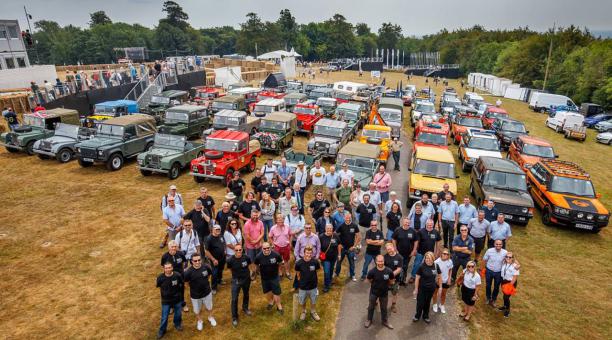 70 Land Rover desfilan en el Goodwood Festival