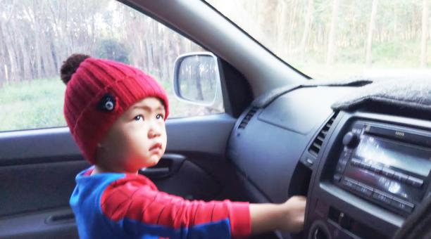 Niño en el auto