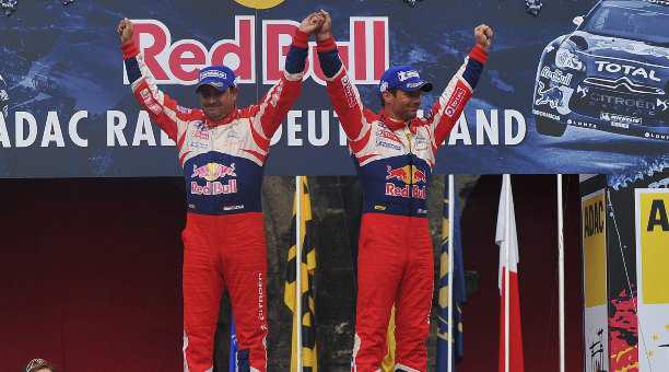Sebastian Loeb y su copiloto Daniel Elena celebran en el podio su victoria en el Rally de Alemania, en el 2012. Foto: EFE