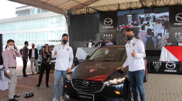 Luis Amarilla y Adrián Gabbarini con un auto Mazda CX-3. Foto: Martha Córdova / Carburando