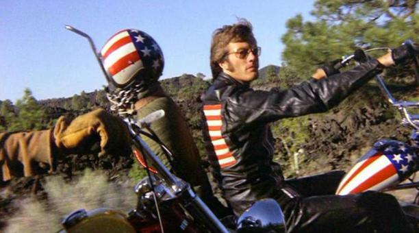 Peter Fonda a borde de 'Capitán América', en la película 'Easy Rider' (1966). Foto: Archivo
