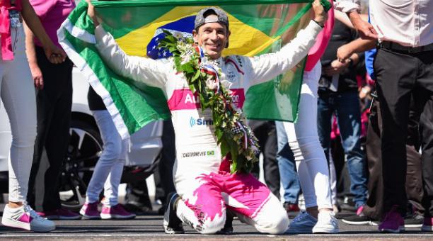 El brasileño Helio Castroneves celebra su triunfo en las 500 millas de Indianápolis. Foto: EFW