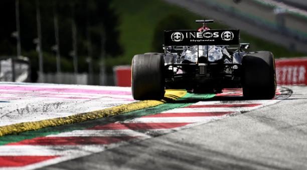 Lewis Hamilton abordo de su Mercedes, en Spielberg, Austria. Foto: EFE