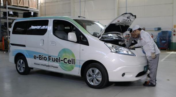 Técnicos de Nissan revisan el auto que utiliza un prototipo de celda de combustible de óxido sólido. Foto: Nissan