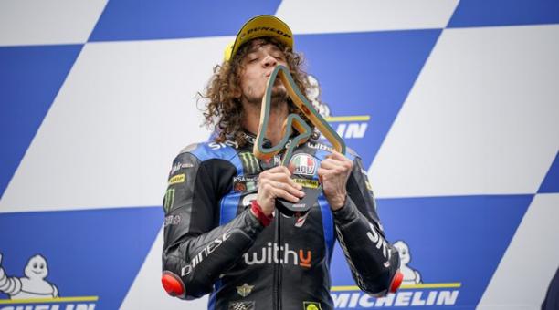 Marco Bezzecchi besa el trofeo del Gran Premio de Estiria.