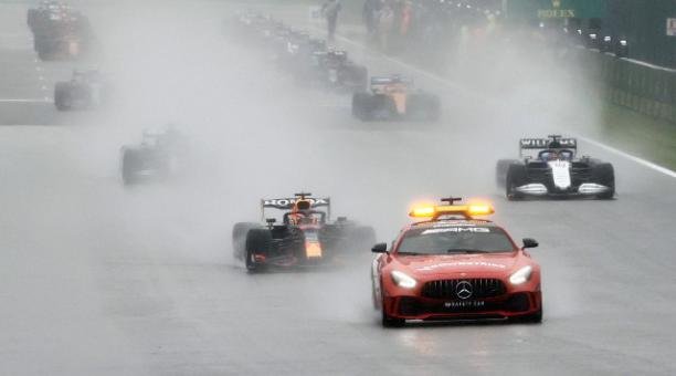 Imagen de la carrera en Spa-Francorchamps, la más corta de la historia de la F-1. Foto: EFE
