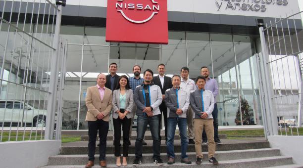 Los ejecutivos de Nissan México, Japón y Ecuador se reunieron en uno de las agencias en Quito. Foto: Nissan Ecuador