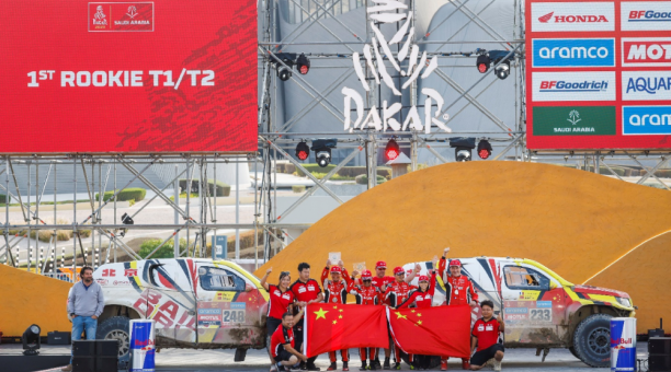 Los integrantes del equipo de BAIC, tras la premiación del rally Dakar 2023. Foto cortesía: BAIC Ecuador