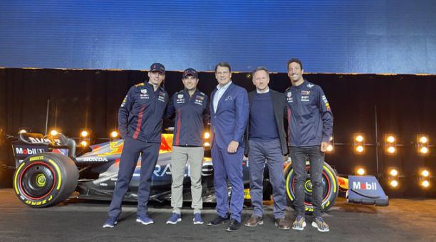 Ford hizo el anuncio de su asociación con Red Bull para volver a la fórmula Uno, este 3 de febrero del 2023. En la foto aparece el CEO de Ford, Jim Farley, con los pilotos de Red Bull. Foto: Twitter: Ford