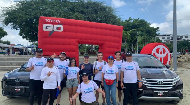 Voluntarios de Toyota del Ecuador durante la minga que se realizó en Manta. Foto: Toyota