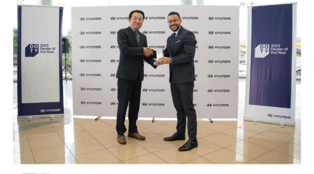 JK Kim, Sales Senior Manager de Hyundai para América Central y del Sur, entregó el premio a Neoauto y su agencia Cumbayá. Foto: Hyundai Ecuador
