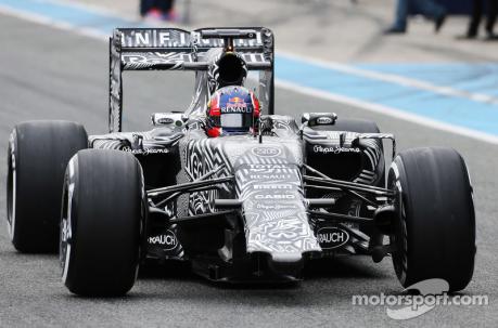 Daniil Kvyat, Red Bull Racing RB11, en la pista sin un alerón