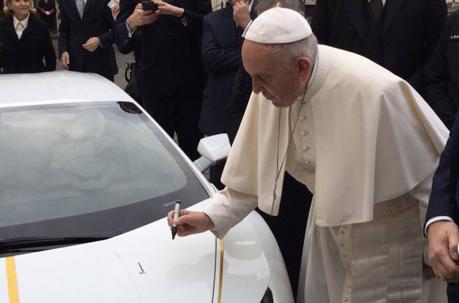 Papa firmando el Lamborghini