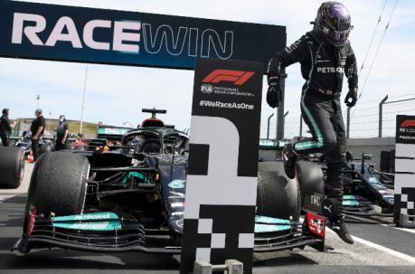Lewis Hamilton (Mercedes) celebra su triunfo al final del Gran Premio de Portugal. Foto: EFE