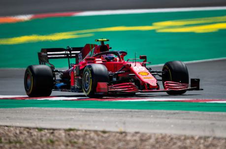 Carlos Sainz, a borde de su Ferrari en Portimao. Foto: EFE