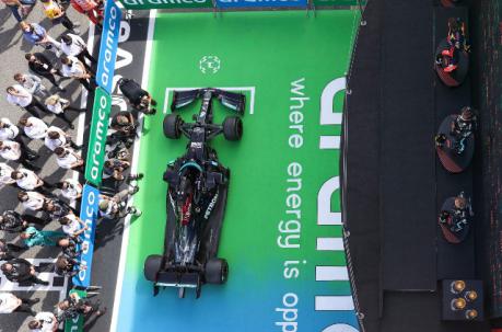 El auto de Mercedes de Hamilton, durante la premiación. Foto: EFE