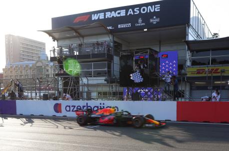 Instante en que el Red Bull de Sergio Pérez cruza la meta del Gran Premio de Azerbaiyán. Foto: EFE