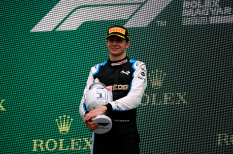 Esteban Ocon, en el podio y con su trofeo. Foto: EFE