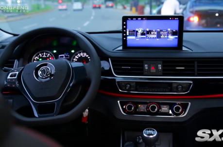 El SUV cuenta con un sistemas de audio de 4 parlantes, radio AM/FM y conexión manos libres Bluetooth.