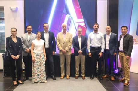 Los ejecutivos de Automotores y Anexos en la inauguración de sus nuevas instalaciones en el Dorado. Foto: Renault Ecuador