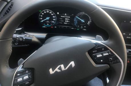 El Niro EV cuenta con perilla de cambios, limitador de velocidad manual, cargador de smartphone inalámbrico y sunroof.