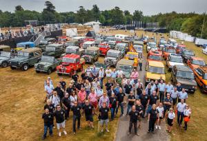 70 Land Rover desfilan en el Goodwood Festival