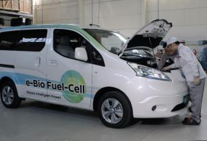 Técnicos de Nissan revisan el auto que utiliza un prototipo de celda de combustible de óxido sólido. Foto: Nissan