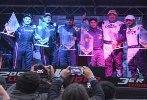 El podio de los pilotos, en la premiación del rally en Azuay. Foto: Cortesía Walter Toapanta Albán