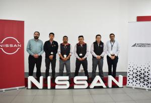 En la foto aparecen: Esteban Moreno, TTT Train The Trainer Ecuador, ganadores concurso Nisac y Alejandro Granja, subdirector de posventa Nissan Ecuador.