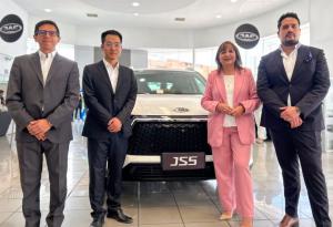 En la foto aparecen: Andrés Arméndariz, Gloria Navas y Domingo Chen, representantes de JAC Ecuador y de JAC Motors Internacional. Foto: JAC Motors Ecuador
