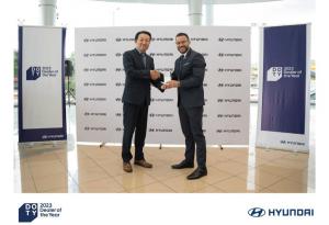 JK Kim, Sales Senior Manager de Hyundai para América Central y del Sur, entregó el premio a Neoauto y su agencia Cumbayá. Foto: Hyundai Ecuador